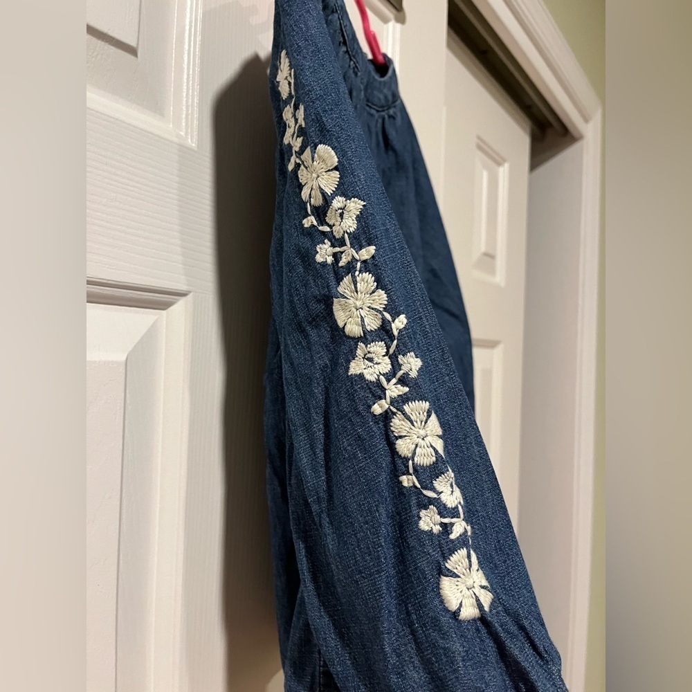Gap girls size L denim shirt with white flower embroidery on sleeves - Picture 4 of 9